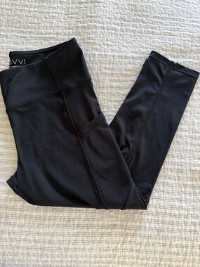 SAVVI Black Capri Leggings -Size Medium